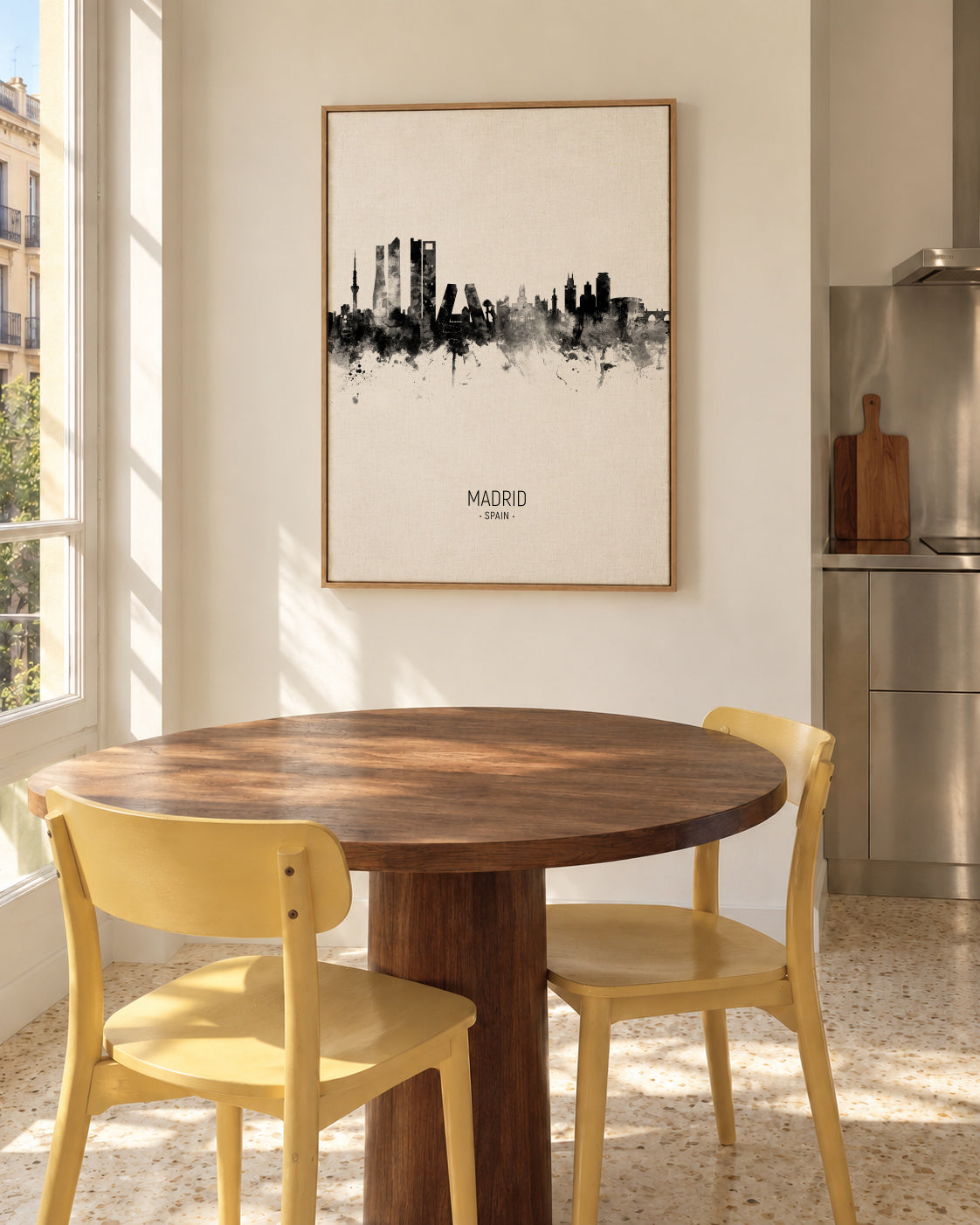 Madrid Skyline en blanco y negro - Framed canvas in an interior