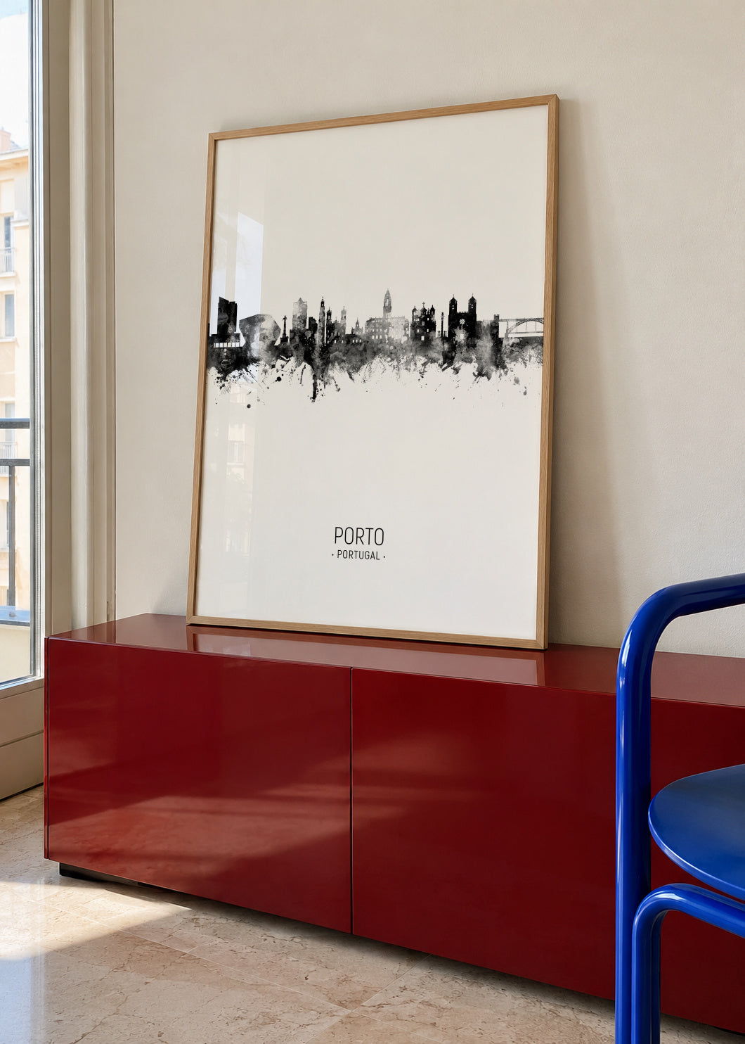 Porto Skyline en blanco y negro - Framed poster in an interior