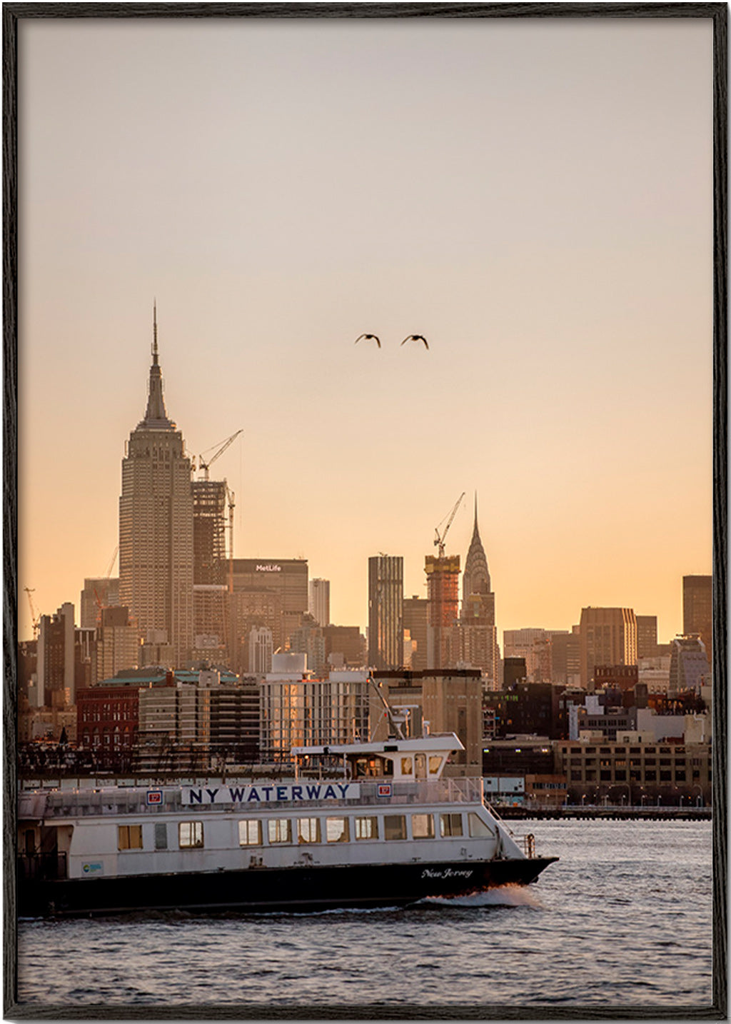 Travel poster Manhattan skyline – Black Frame