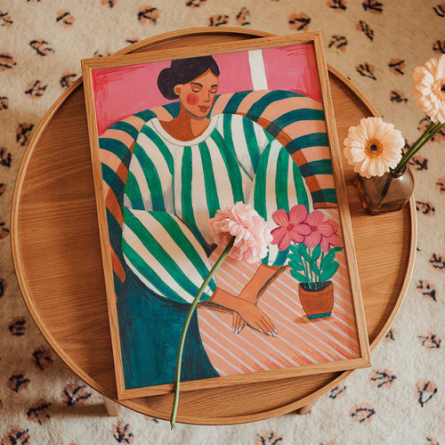 Ilustración de mujer en rayas con maceta – Product1