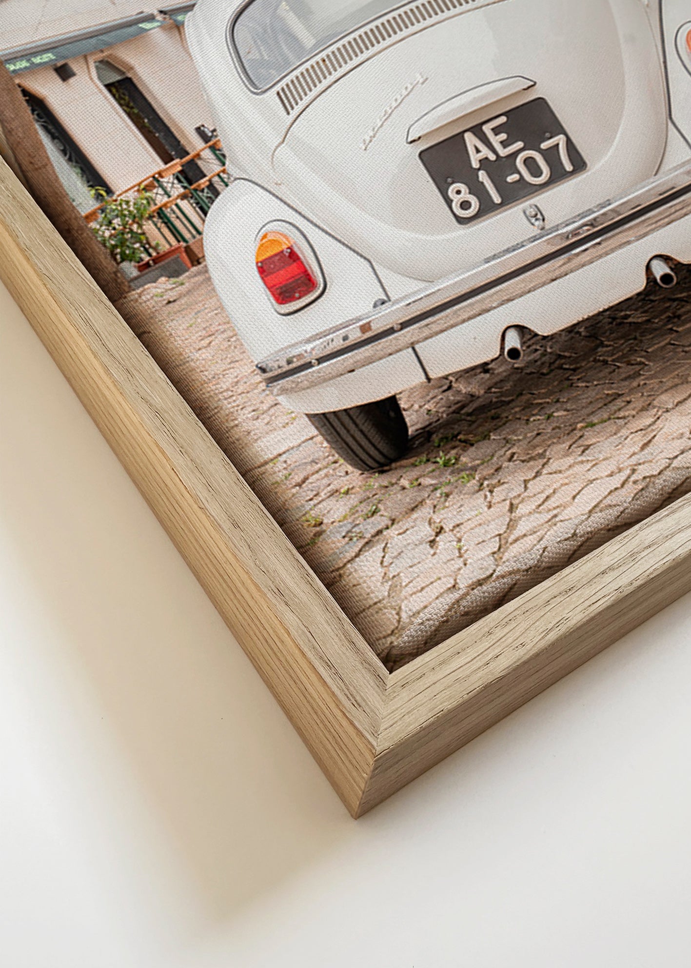 City print: classic car on cobblestones – Canvas detail