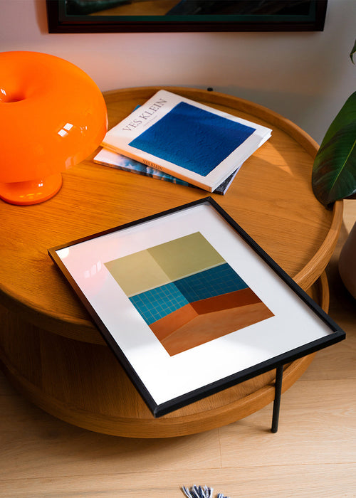 Cuadro minimalista: esquina de azulejos azules y suelo terracota – Product1