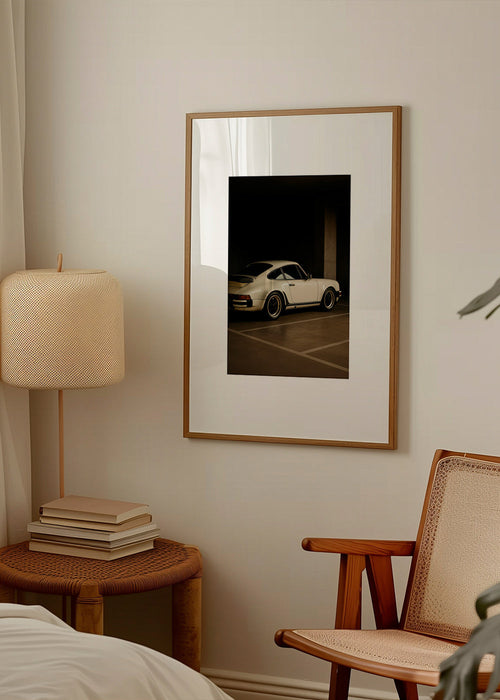 Fotografía de coche clásico en garaje nocturno – Product1