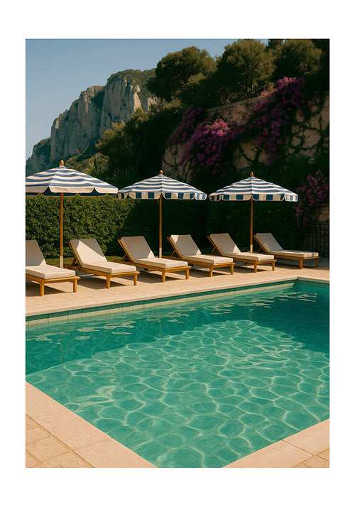 Fotografía de piscina con sombrillas y tumbonas